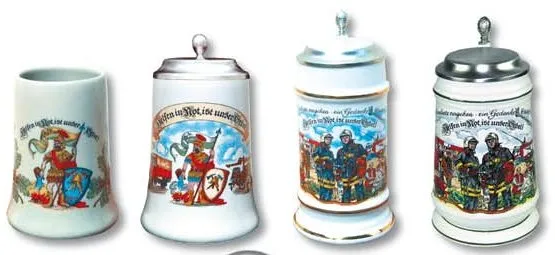 Vier Bierkrüge in verschiedenen Formen, mit und ohne Zinndeckel