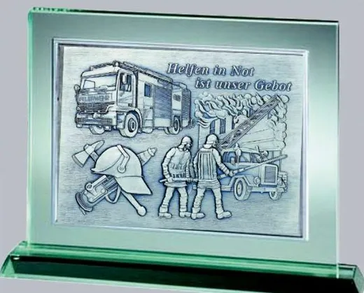 Trophäe aus Jadeglas mit Zinnrelief eines Löscheinsatzes