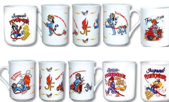 Zehn Kaffeebecher mit unterschiedlichen Jugendfeuerwehr-Motiven