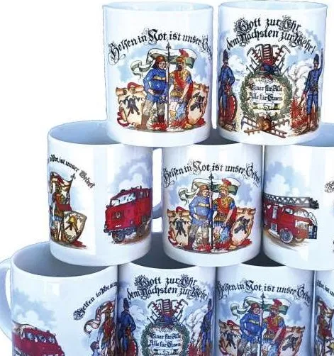 Gestapelte Kaffeebecher mit historischen Feuerwehrmotiven