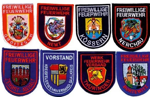 Acht gestickte Ärmelabzeichen verschiedener Freiwilliger Feuerwehren